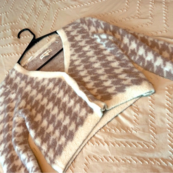 Fuzzy Cropped Sweater 😁 - Picture 1 of 3